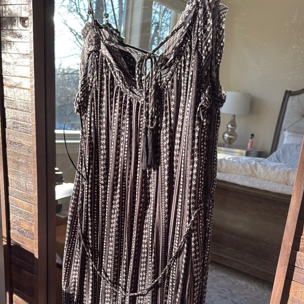 Chic Black and White Striped Jumpsuit - Picture 2 of 3